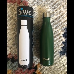 Hunter green 17oz swell bottle